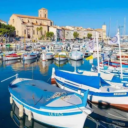 Grand T2 53m2, Proche Plages Et Port , Parking . * La Ciotat