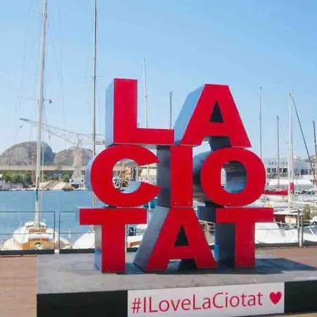 Grand T2 53m2, Proche Plages Et Port , Parking . * La Ciotat