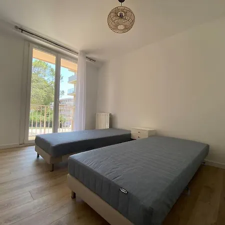 Grand T2 53m2, Proche Plages Et Port , Parking . Lägenhet