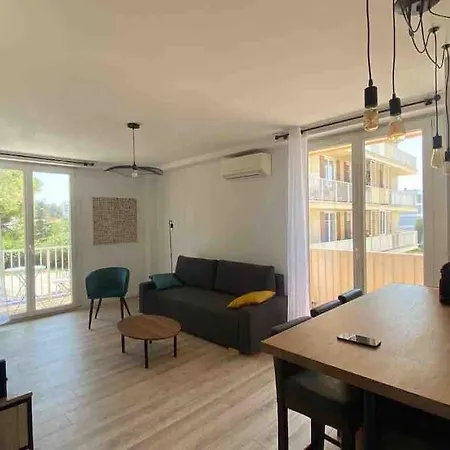 Grand T2 53m2, Proche Plages Et Port , Parking . * La Ciotat
